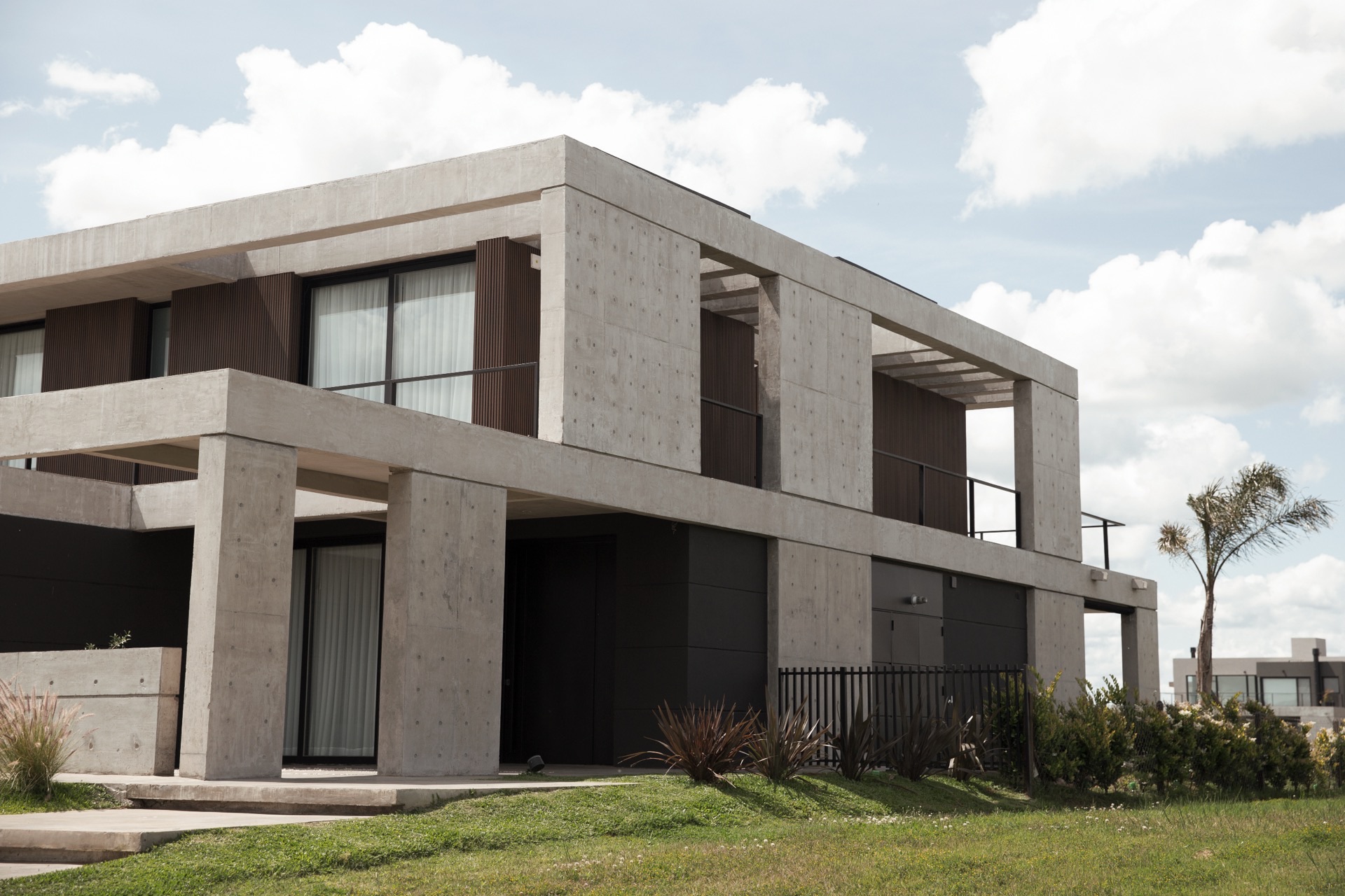 Diseño de vivienda unifamiliar con hormigón visto y madera