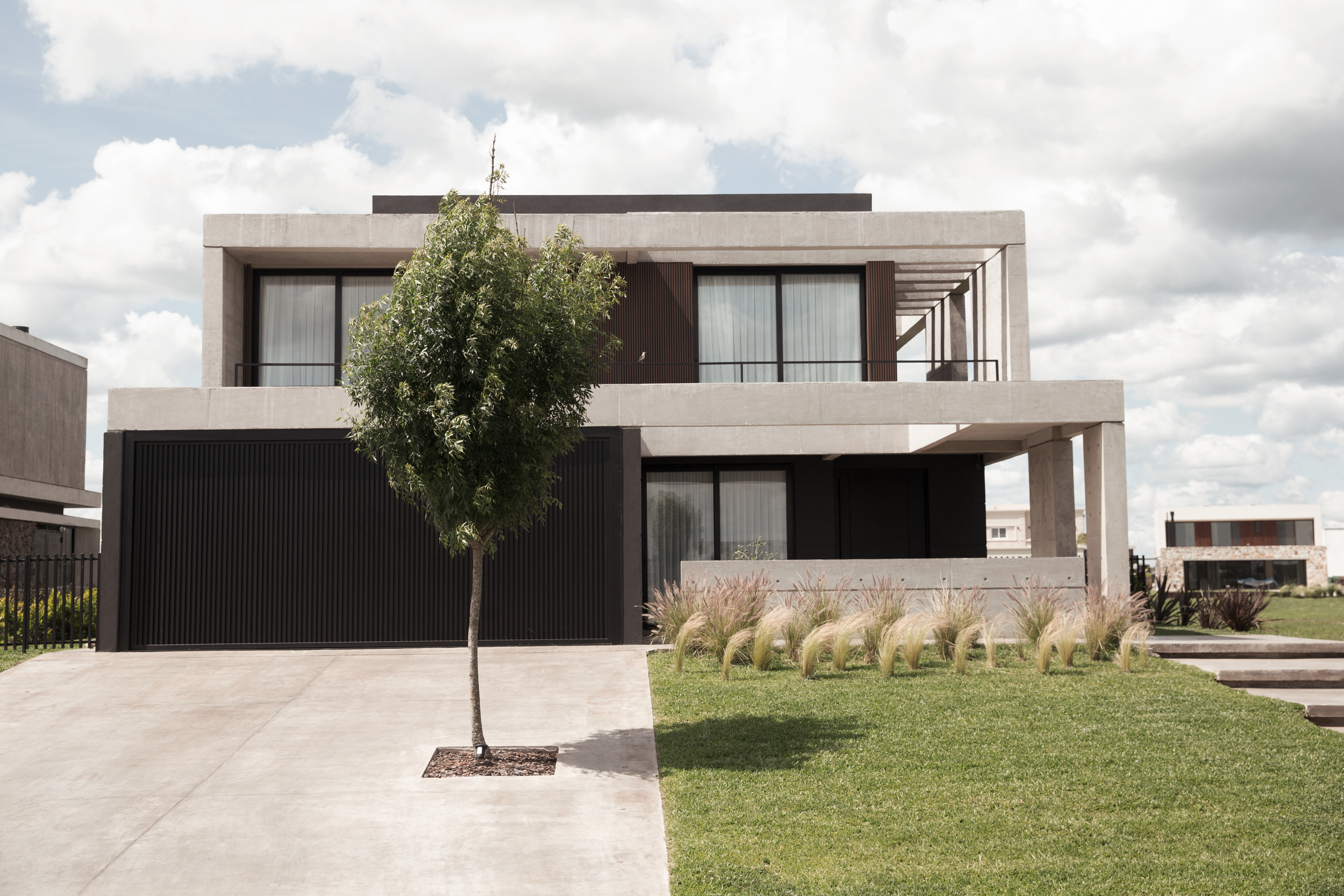 Fachada con hormigón visto y acero negro, proyecto Costas