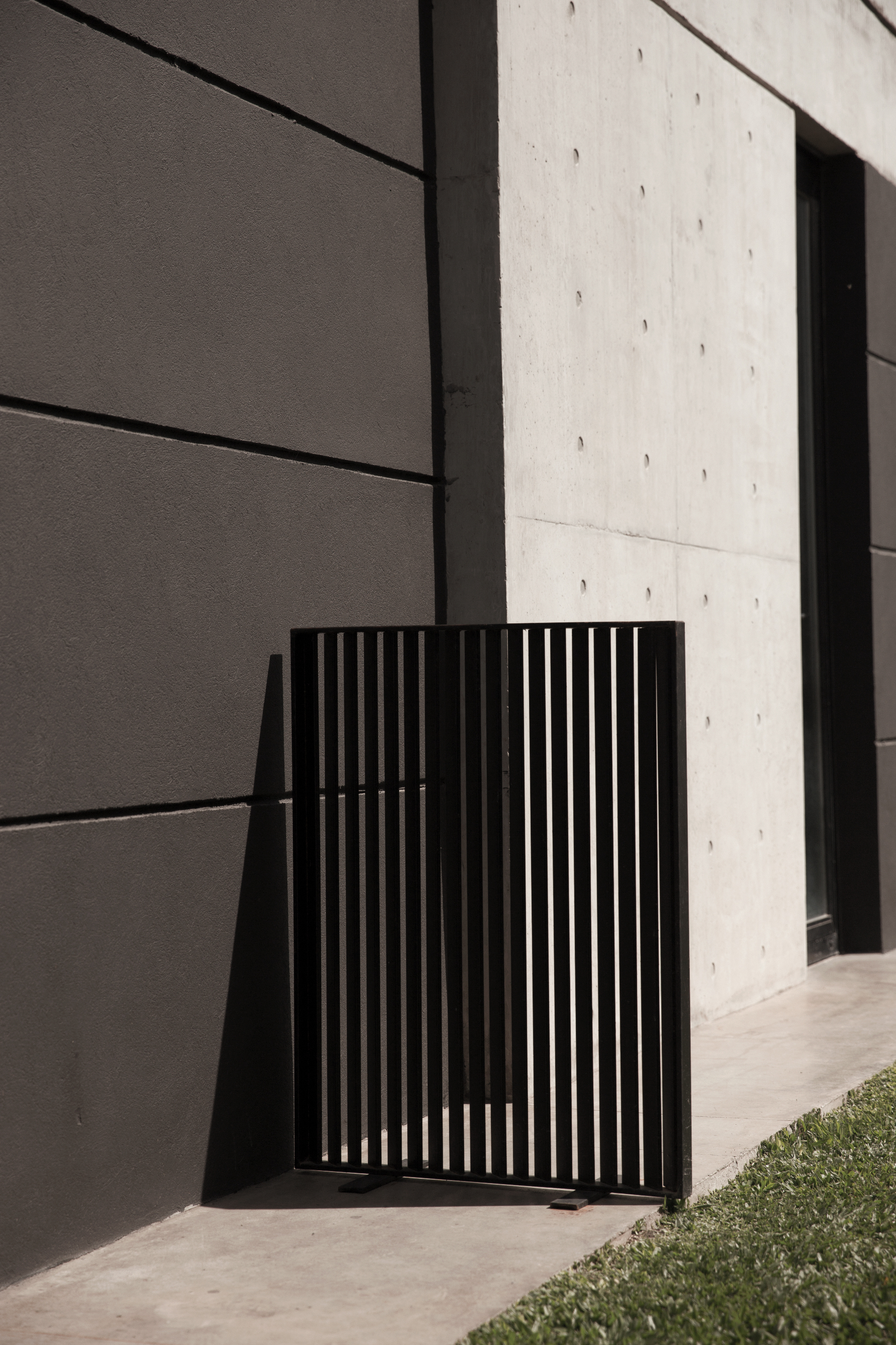 Interior residencial con doble altura y vistas al lago